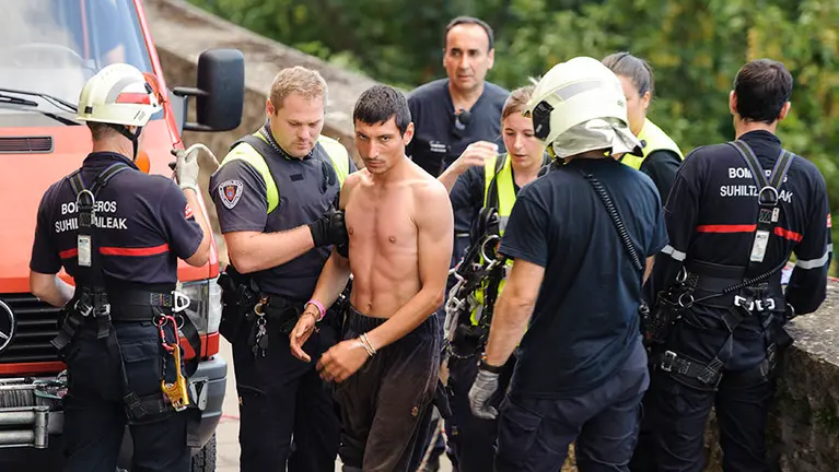 Rescatan a un hombre tras caerse y quedar colgado de la muralla en el Paseo de Ronda en el Domingo de San Fermín. MIGUEL OSÉS_10