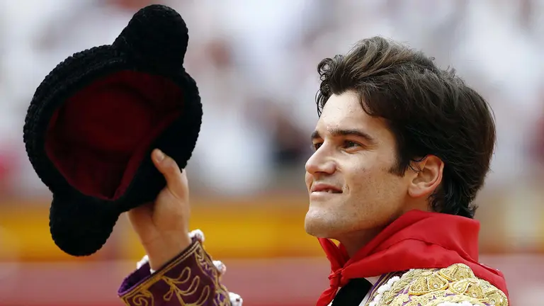 El diestro José Garrido en su vuelta al ruedo tras cortar una oreja al segundo de su lote en su debut en la Feria del Toro en Sanfermines. EFE/Jesús Diges.