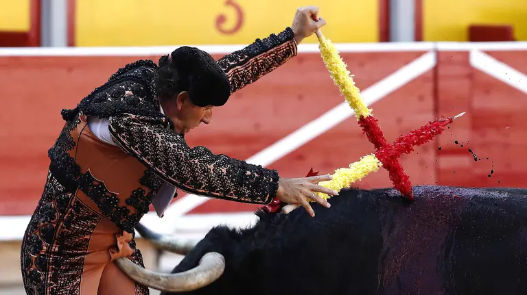 El banderillero Pablo Saugar &#34;Pirri&#34;, ha resultado cogido por el primer toro de la corrida de esta tarde en Pamplona, de la ganadería de El Puerto de San Lorenzo, que le ha producido una cornada en el vientre de la que ha sido operado en la enfermería de la plaza. EFE/Jesús Diges.