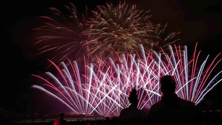 GRA269. PAMPLONA (NAVARRA), 09/07/2017.- Miles de personas se acercan cada noche de San Fermín al parque de la Vuelta del Castillo de Pamplona, para disfrutar de la colección de fuegos artificiales que ilumina el cielo de la capital navarra. EFE/Villar López.