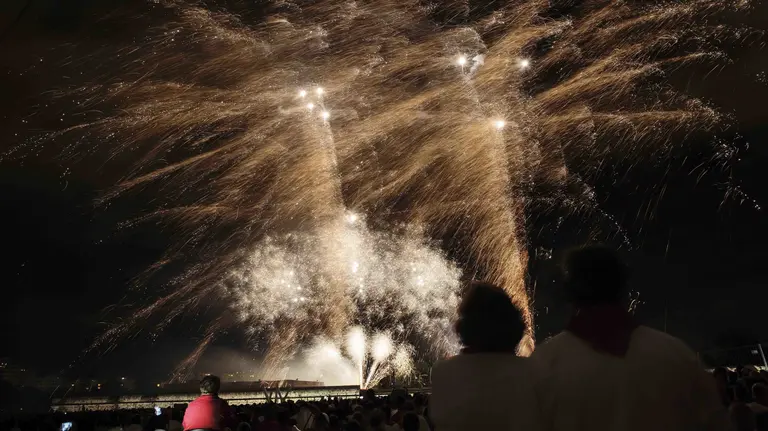 GRA271. PAMPLONA (NAVARRA), 09/07/2017.- Miles de personas se acercan cada noche de San Fermín al parque de la Vuelta del Castillo de Pamplona, para disfrutar de la colección de fuegos artificiales que ilumina el cielo de la capital navarra. EFE/Villar López.
