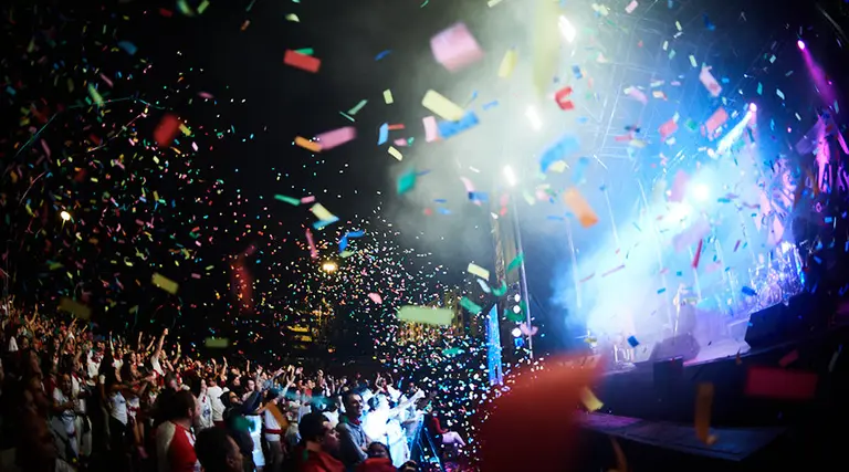 La m&uacute;sica de 'El columpio asesino' vibr&oacute; junto a miles de pamploneses en la plaza de los Fueros. DANIEL FERN&Aacute;NDEZ (10)