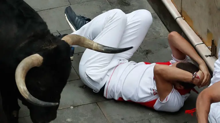 Los toros de la ganadería de Fuente Ymbro a su paso por la calle Estafeta de Pamplona, en el que cuarto encierro de los Sanfermines 2017. EFE (4)