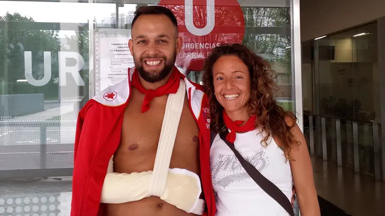 Juan Francisco Mallench, el joven de 32 años que esta mañana ha resultado herido leve en el cuarto encierro de los Sanfermines, posa a la salida del hospital. EFE Raquel Abete