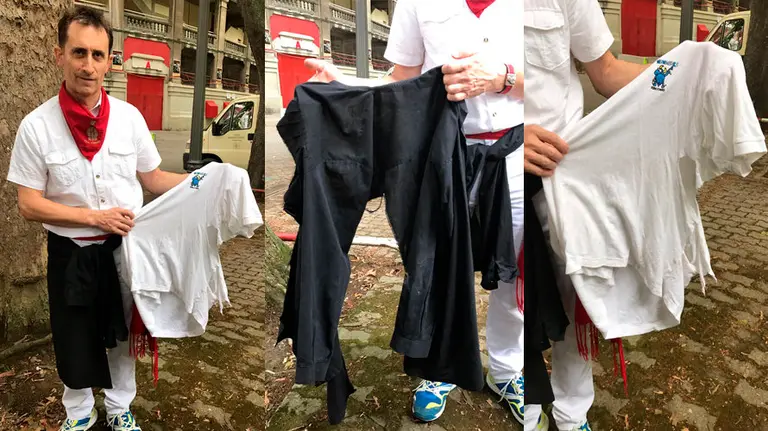 Óscar Erviti muestra cómo ha quedado su ropa tras ser alcanzado en el 4 encierro de Sanfermín