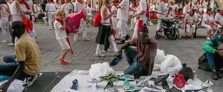 Puestos de venta ambulante en la avenida Carlos III de Pamplona durante San Fermín 2017. Manteros. MAITE H