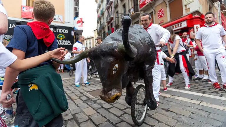 Sanfermines 2017. Encierro Chiqui entre Santo Domingo y la Plaza del Ayuntamiento organizado por un grupo de corredores y la Federación de Peñas de Pamplona. IÑIGO ALZUGARAY