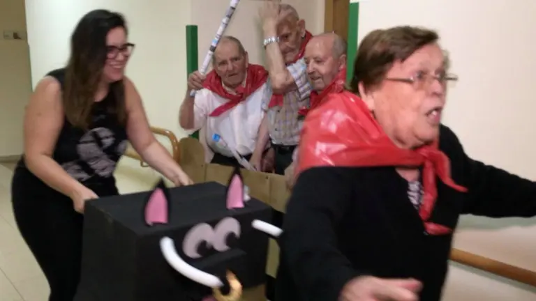 Encierro protagonizado por los abuelos más intrépidos de la residencia Cervantes, de la localidad conquense de Villamayor de Santiago FACEBOOK