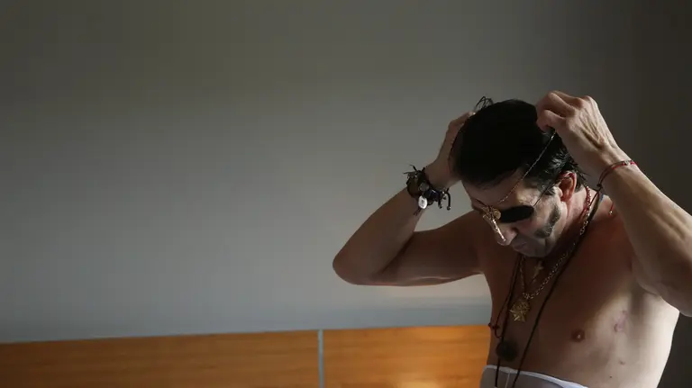 GRA356. PAMPLONA, 10/07/2017.- El diestro Juan José Padilla se coloca las cadenas al cuello, hoy en su hotel, antes de la corrida de esta noche, la cuarta de la Feria del Toro 2017 en la que compartirá cartel con El Fandi y Manuel Escribano, frente a reses de Fuente Ymbro, de San José del Valle (Cádiz). EFE/Javier Lizón