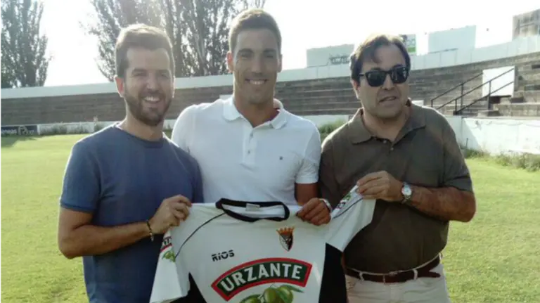Álex Sánchez, en el centro, con la camiseta del Tudelano. Twitter.