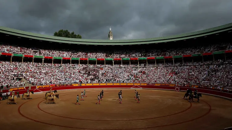 La plaza de toros de Pamplona en el paseíllo de la corrida sanferminera de toreros banderilleros con Padilla, El Fandi y Escribano en la Feria del Toro. REUTERS