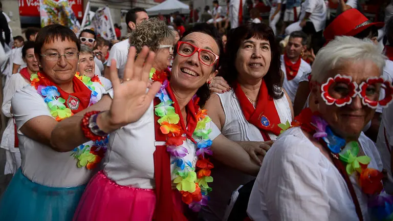 Las peñas salen de la Plaza de Toros de Pamplona tras la corrida de toros de Fuente Ymbro en San Fermín 2017. PABLO LASAOSA 19