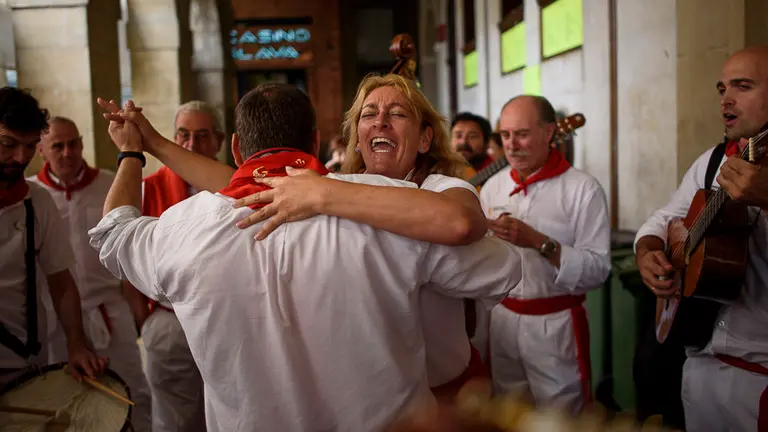 La Cofradía de San Saturnino anima con música las calles de Pamplona durante las fiestas de San Fermín. PABLO LASAOSA (17)