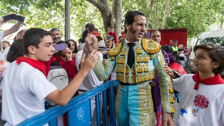 Caluroso recibimiento a Padilla, Escribano y El Fandi en el patio de caballos de la plaza de toros de Pamplona. IÑIGO ALZUGARAY (11)