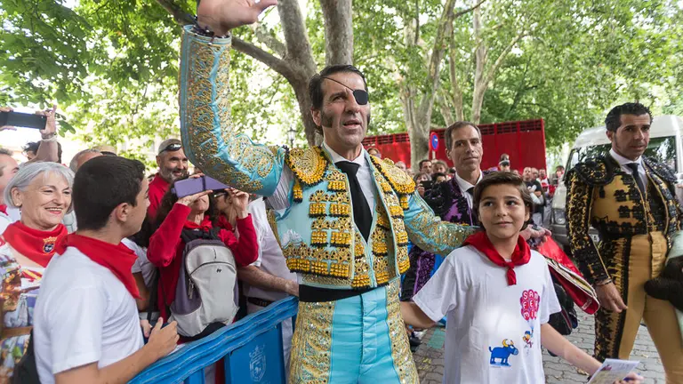 Caluroso recibimiento a Padilla, Escribano y El Fandi en el patio de caballos de la plaza de toros de Pamplona. IÑIGO ALZUGARAY (12)