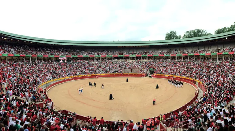 Imagen general de la plaza de toros de Pamplona antes del quinto encierro de San Fermín 2017 con toros de Jandilla.