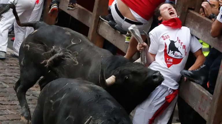 Los toros de Jandilla a su paso por Mercaderes en el quinto encierro de San Fermín 2017. EFE (3)