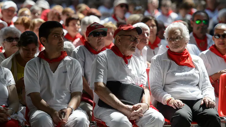 Los mayores disfrutan en su día grande del recital de jotas del Paseo Sarasate en San Fermín 2017. PABLO LASAOSA 05