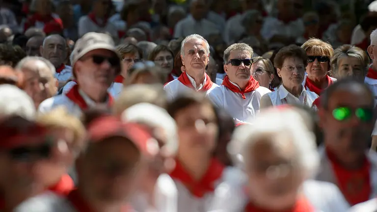 Los mayores disfrutan en su día grande del recital de jotas del Paseo Sarasate en San Fermín 2017. PABLO LASAOSA 06