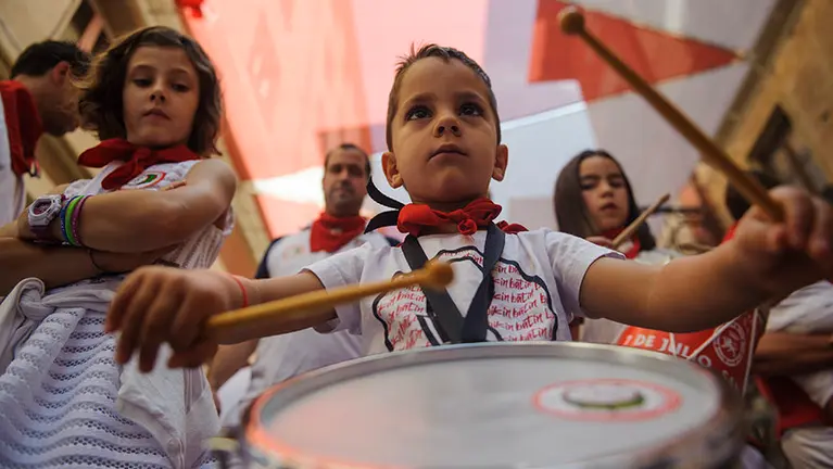 El struendo chiqui recorre las calles de Pamplona en los Sanfermines de 2017. MIGUEL OSÉS_3