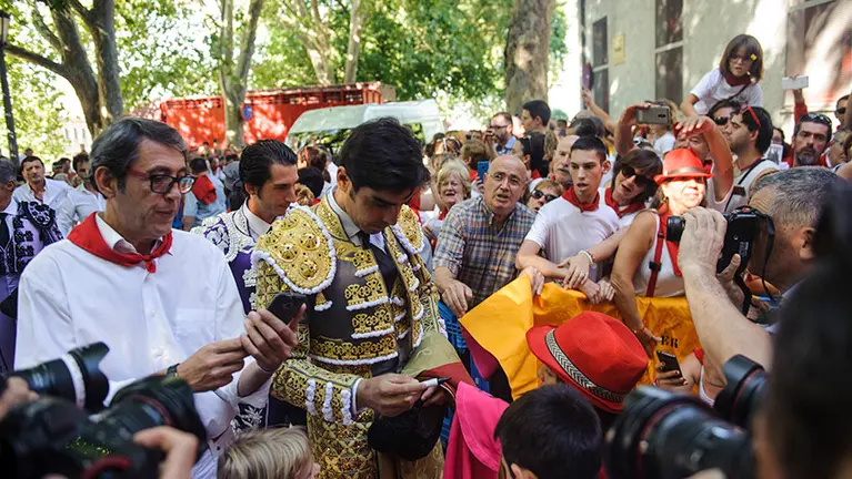 Cayetano, Roca Rey y Perera llegan a la plaza de toros de Pamplona para la quinta corrida de la Feria de San Fermín 2017. MIGUEL OSÉS