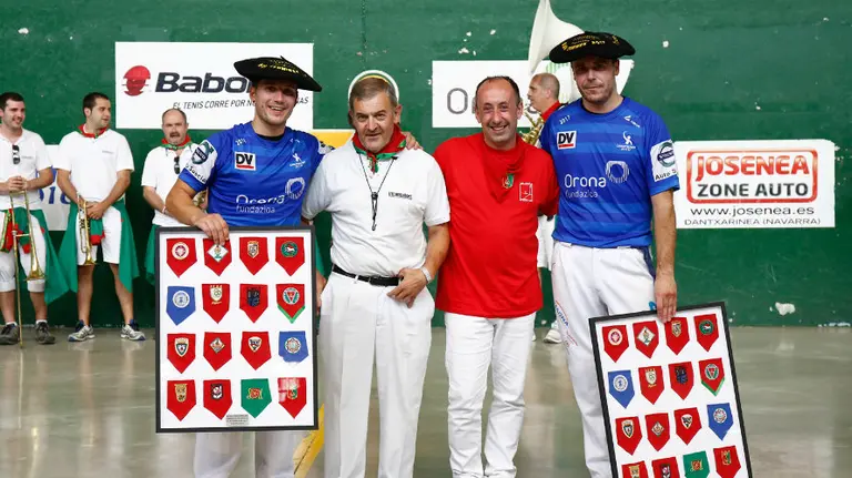 Uterga y Etxeberría con sus txapelas de campeones. Maialen Andrés.