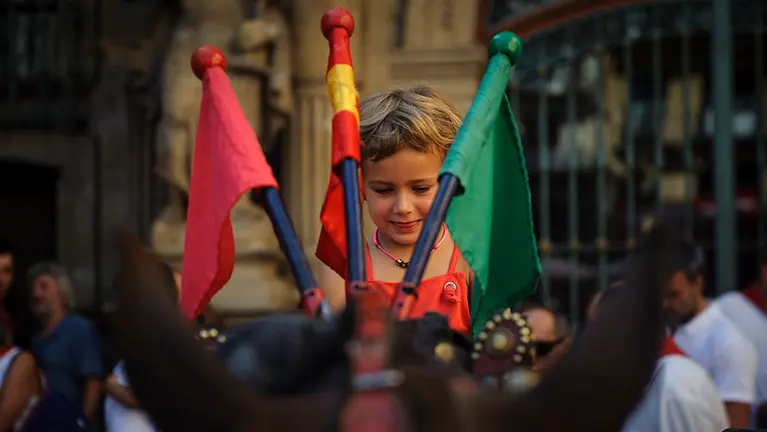 Las mulillas de Pamplona de camino a la plaza acompañadas de la Pamplonesa dirigida por el gallico de oro 2017. MIGUEL OSÉS_1