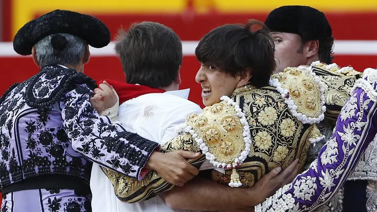 GRA440. PAMPLONA, 11/07/2017.- El diestro peruano Andrés Roca Rey es llevado a la enfermería tras ser cogido por el segundo de su lote, durante el séptimo festejo de los Sanfermines, en el que comparte cartel con los matadores, Cayetano Rivera y Miguel Ángel Perera, lidiando toros de Jandilla. EFE/Jesús Diges