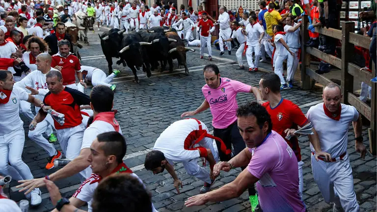 Sexto encierro con toros de Victoriano del Río en la curva de Mercaderes 03 REUTERS