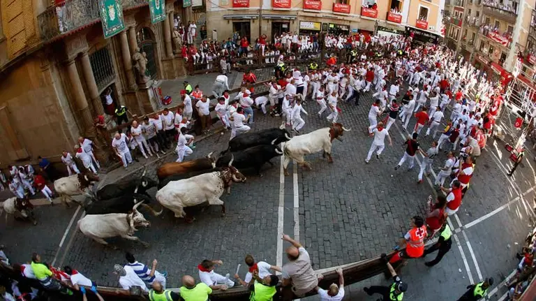 Los toros de la ganadería madrileña de Victoriano del Río durante el sexto encierro de los Sanfermines 2017. EFE (1)
