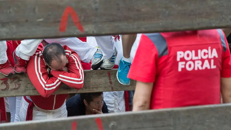 Espectadores en el vallado en los momentos previos al Sexto encierro de San Fermín 2017 (06). IÑIGO ALZUGARAY