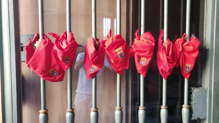 Los concejales y miembros de la secretaría general de UPN anudan sus pañuelos en la puerta del Ayuntamiento de Pamplona en memoria de Miguel Ángel Blanco, como hace 20 años. NAVARRA (3)