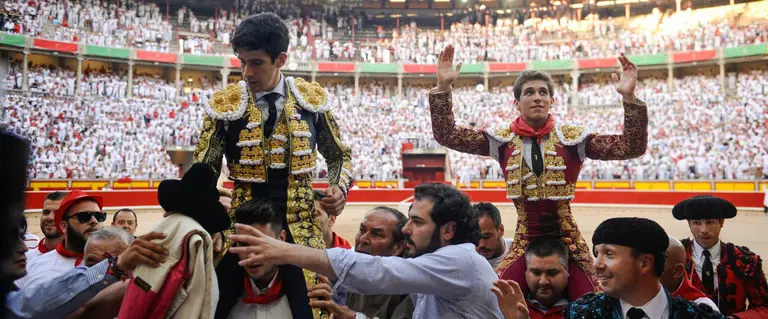 Los diestros Alberto López Simón y Gines Marín abren la puerta grande del encierro con dos orejas cortadas cada uno a los toros de Victoriano del Río MIGUEL OSÉS 2