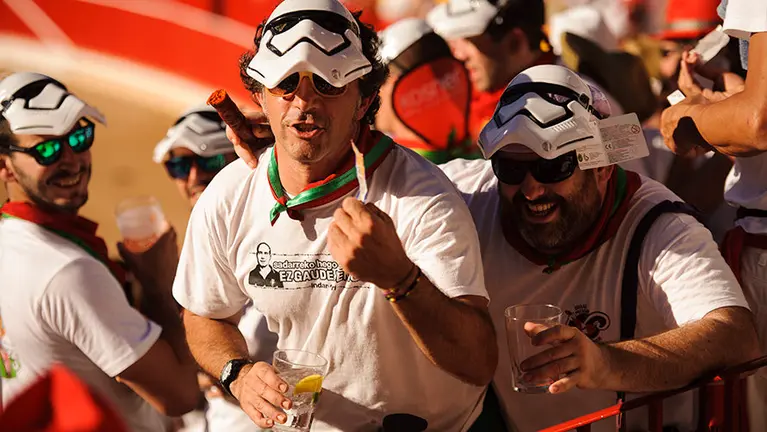 Ambiente en el tendido durante la  sexta corrida de la  Feria del Toro de Pamplona con astados de Victoriano del Río para Castella, López Simón y Ginés Marín. MIGUEL OSÉS (8)