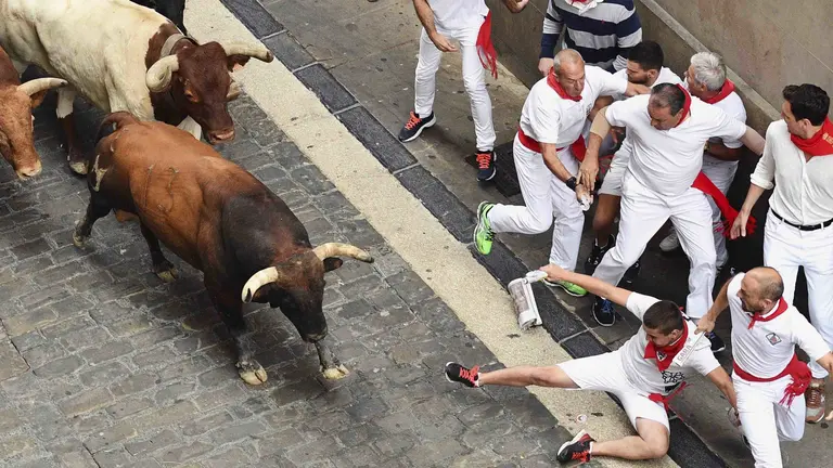 GRA007. PAMPLONA, 13/07/2017.- Los toros de la ganadería gaditana de Núñez del Cuvillo enfilan el tramo de Santo Domingo y Ayuntamiento, durante el séptimo encierro de los San Fermines 2017. EFE/Daniel Férnandez