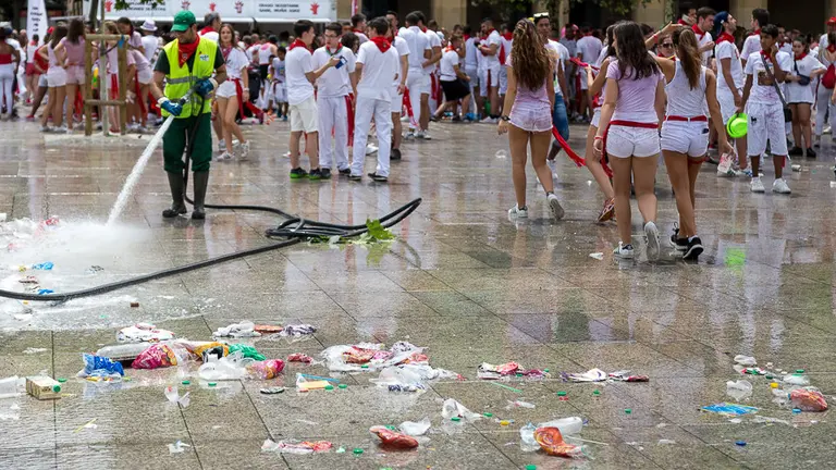 Sanfermines 2017. Los servicios de limpieza limpiar la calle después del Chupinazo (11). IÑIGO ALZUGARAY