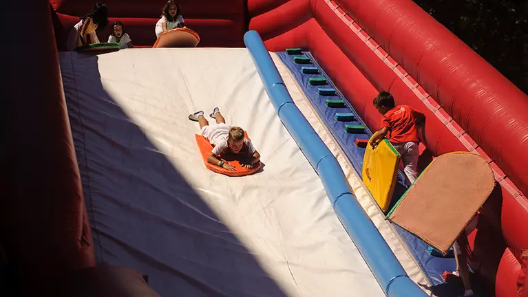 La plaza de la Libertad, antiguo Conde de Rodezno, se convierte en un parque infantil para niños en Sanfermines. MIGUEL OSÉS (4)