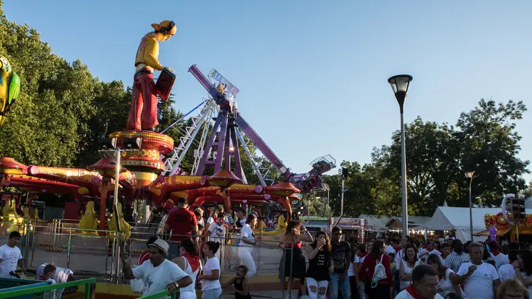 Un paseo por las barracas y ferias de Sanfermines instaladas en el parque de la Runa, en la Rochapea. MAITE H. MATEO (5)