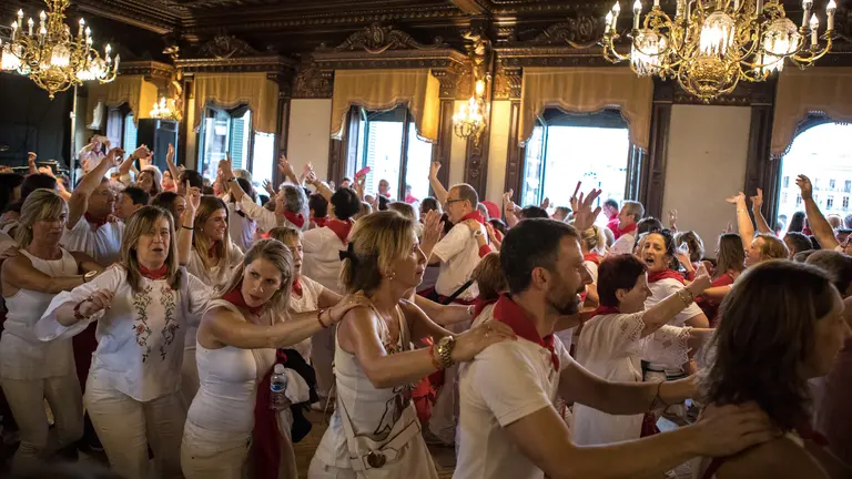 El baile de la alpargata para arrancar en el Nuevo Casino el 13 de julio de los Sanfermines de 2017. MAITE H. MATEO (14)