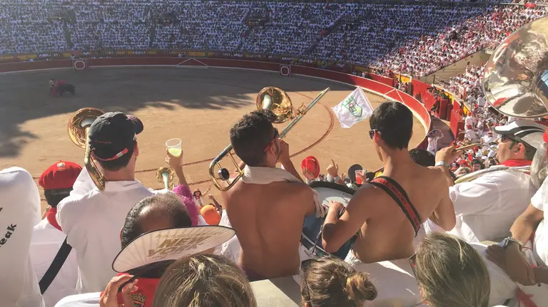 Ambiente en el tendido de sol, con las peñas de fiesta, en la séptima corrida de Sanfermines. MAITE H MATEO