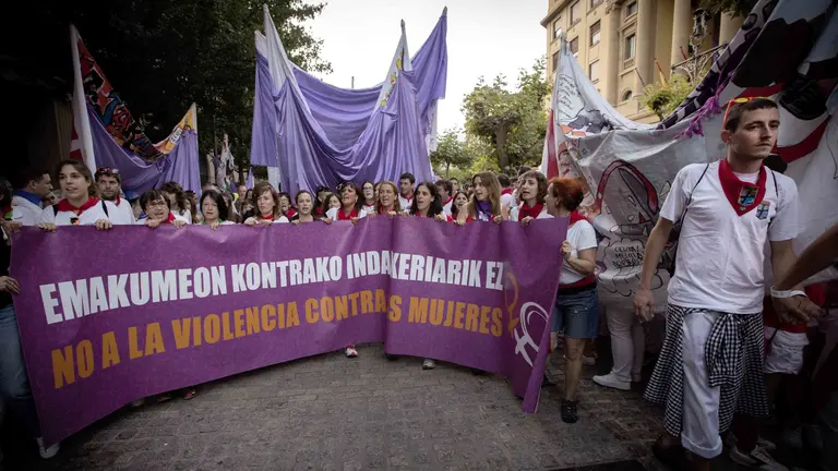 Los pamploneses han hecho un alto esta noche en la actividad festiva de los Sanfermines para mostrar su rechazo a las agresiones sexuales y sexistas denunciadas durante las fiestas. EFE/Villar López