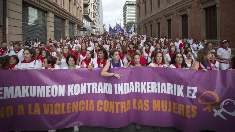 Los pamploneses han hecho un alto esta noche en la actividad festiva de los Sanfermines para mostrar su rechazo a las agresiones sexuales y sexistas denunciadas durante las fiestas. EFE/Villar López