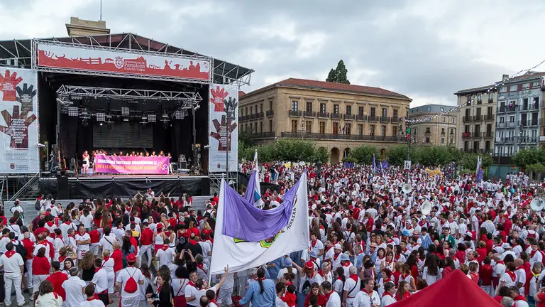 Manifestación contra las agresiones sexuales sucedidas durante los Sanfermines en la que han participado todas las peñas de Pamplona (23). IÑIGO ALZUGARAY