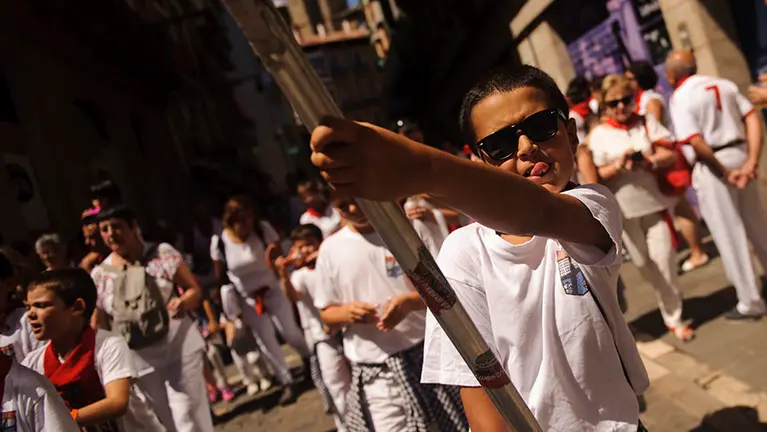 Concentración de las peñas chiquis en el Ayuntemiento para recorrer las calles de Pamplona. MIGUEL OSÉS (2)