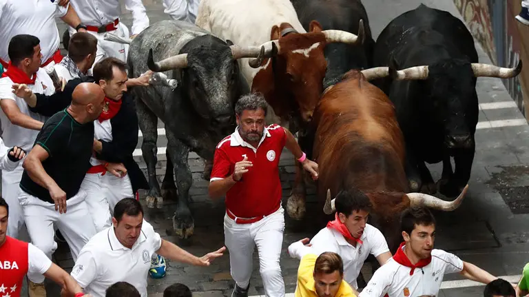 Los toros de la ganadería de Miura, de Lora del Río (Sevilla), enfilan la calle Estafeta en el último encierro de los Sanfermines 2017. EFE Jesús Diges (2)