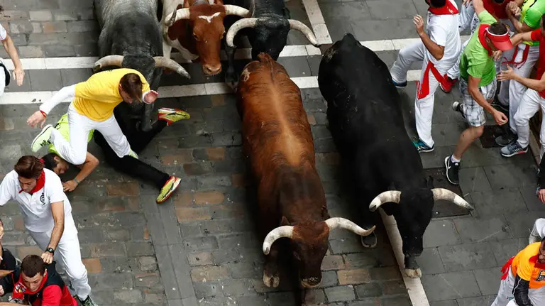 Los toros de la ganadería de Miura, de Lora del Río (Sevilla), enfilan la calle Estafeta en el último encierro de los Sanfermines 2017. EFE Jesús Diges (4)