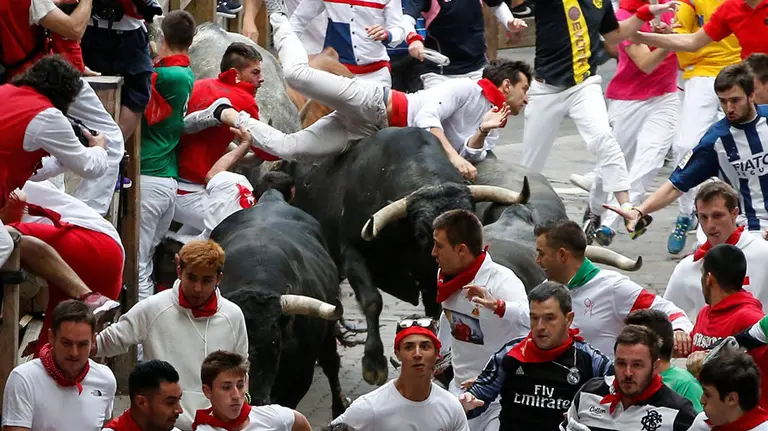 Ultimo encierro de San Fermín con toros de Miura en la bajada al callejón 03 REUTERS