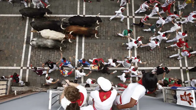 Toros la ganadería de Miura, de Lora del Río (Sevilla), a su paso por la calle Estafeta durante el octavo y último encierro de los Sanfermines 2017. La bella estampa de los toros de Miura ha cerrado los encierros de los sanfermines de este año con la carrera más corta de las fiestas, de dos minutos y diez segundos, que se ha saldado con al menos cinco heridos trasladados al Complejo Hospitalario de Navarra, ninguno de ellos por asta, según fuentes sanitarias. EFE/Jesús Diges