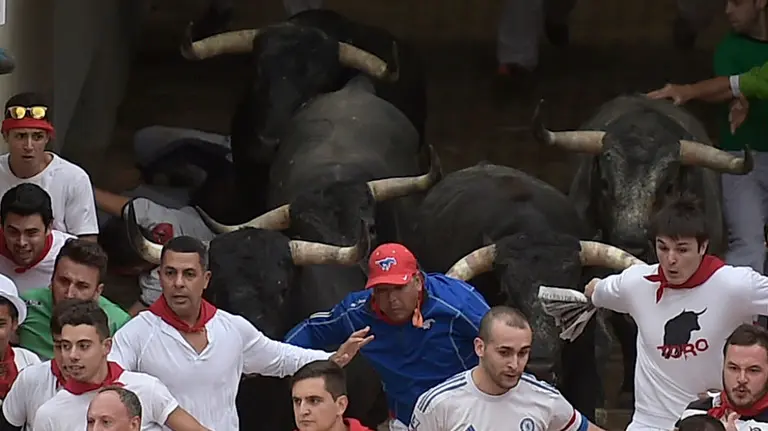 Último encierro de las fiestas de San Fermín 2017 a cargo de Miura. PABLO LASAOSA 02
