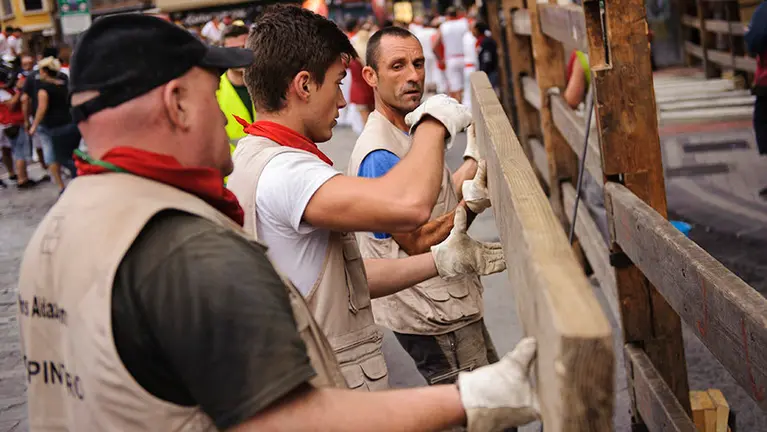 Retirada del vallado tras el último encierro de los sanfermines de 2017. MIGUEL OSÉS_3